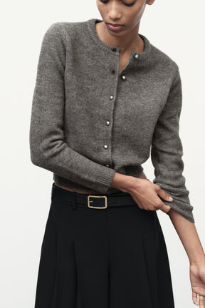 Strickjacke mit Metallknöpfen
