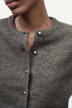 Strickjacke mit Metallknöpfen
