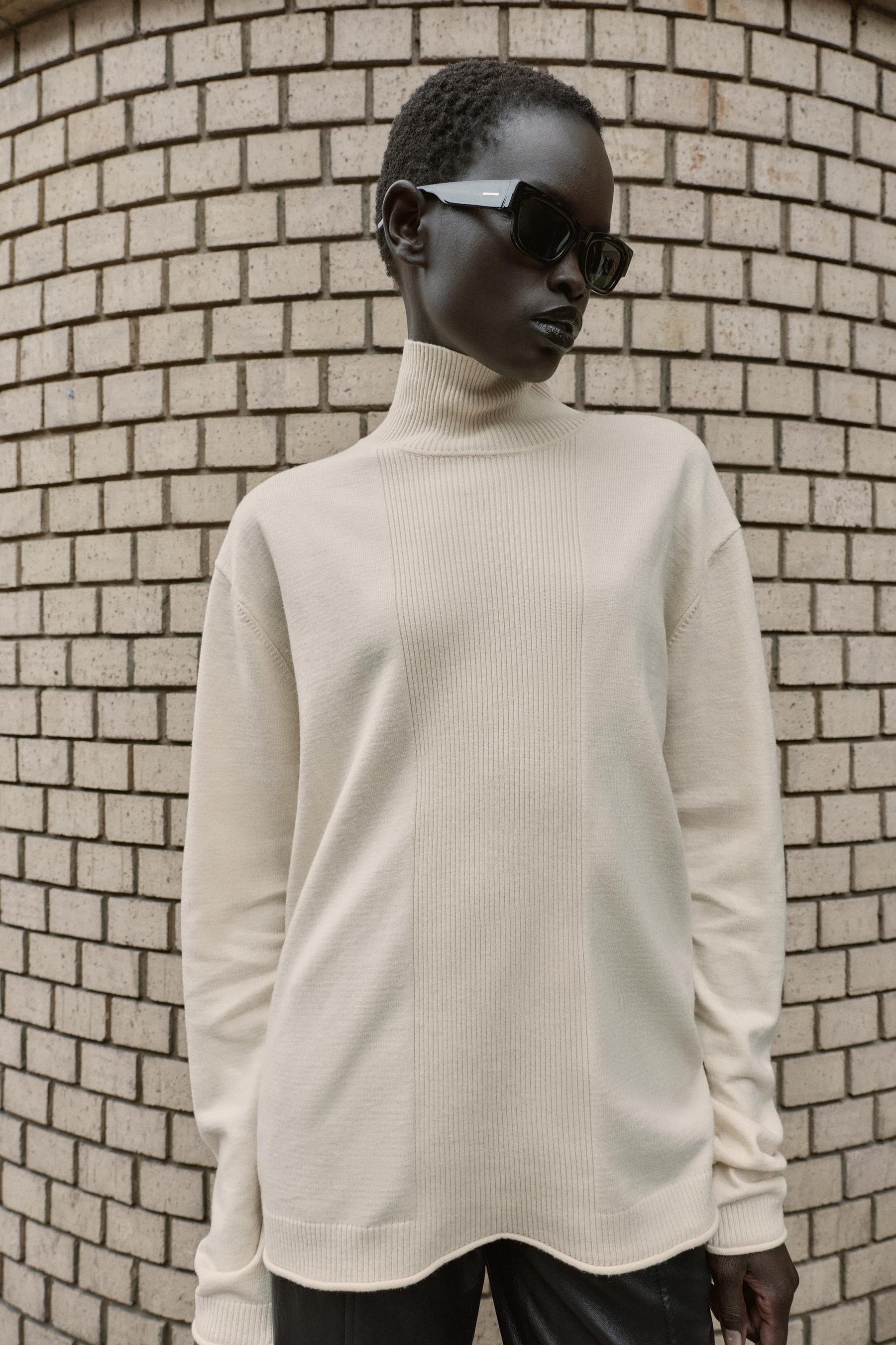 ÜBERGRÖSSERTER STRICKPULLOVER