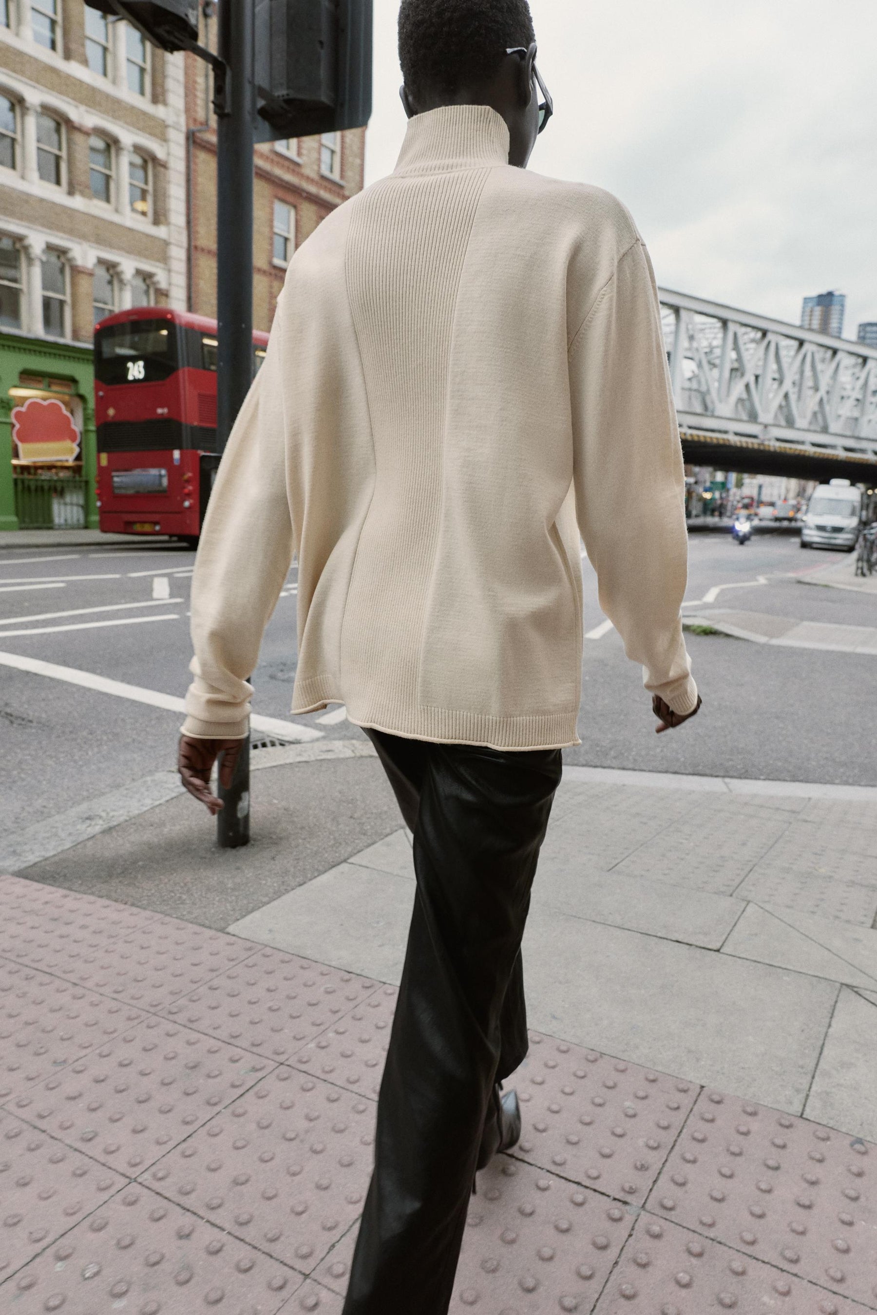 ÜBERGRÖSSERTER STRICKPULLOVER