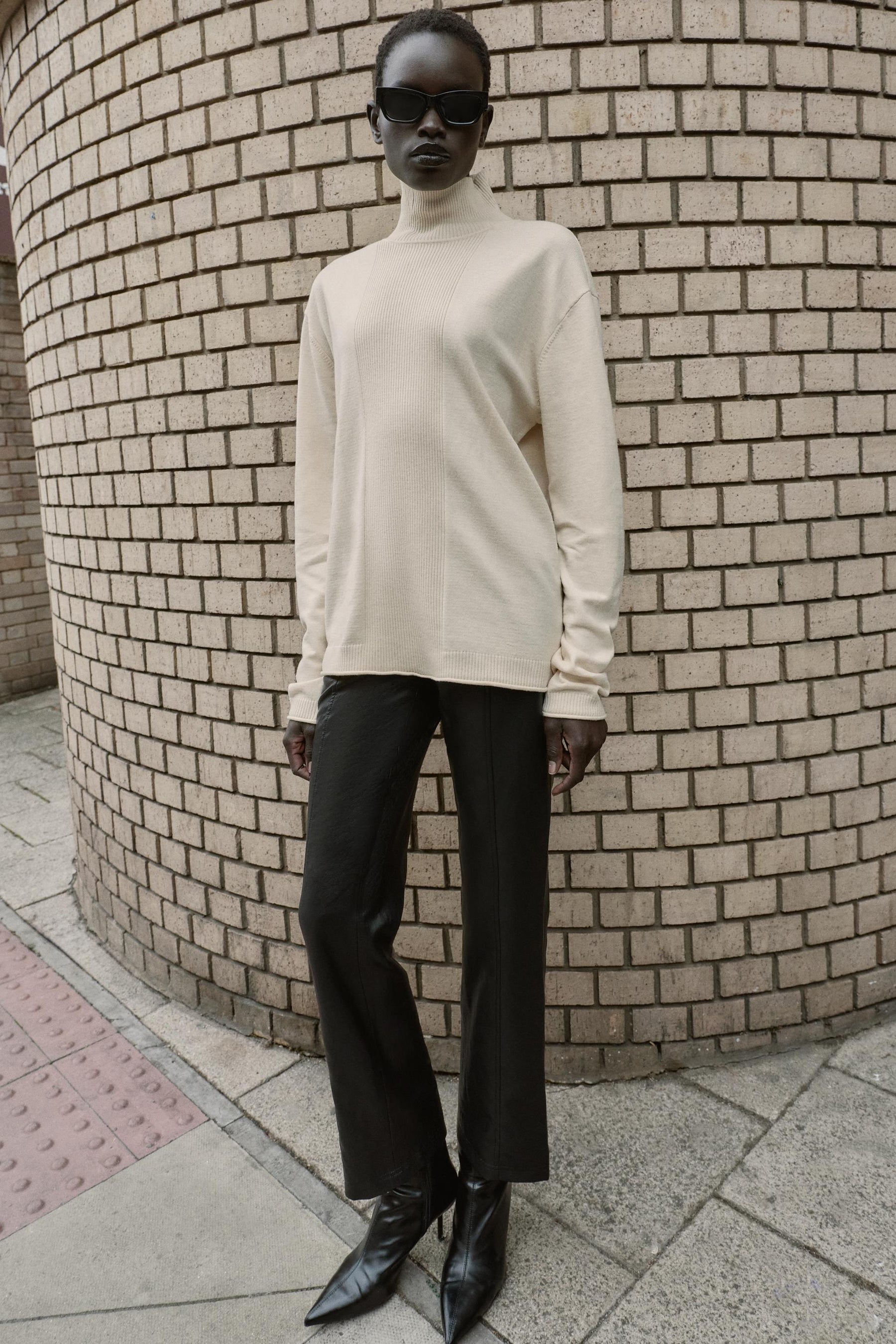 ÜBERGRÖSSERTER STRICKPULLOVER