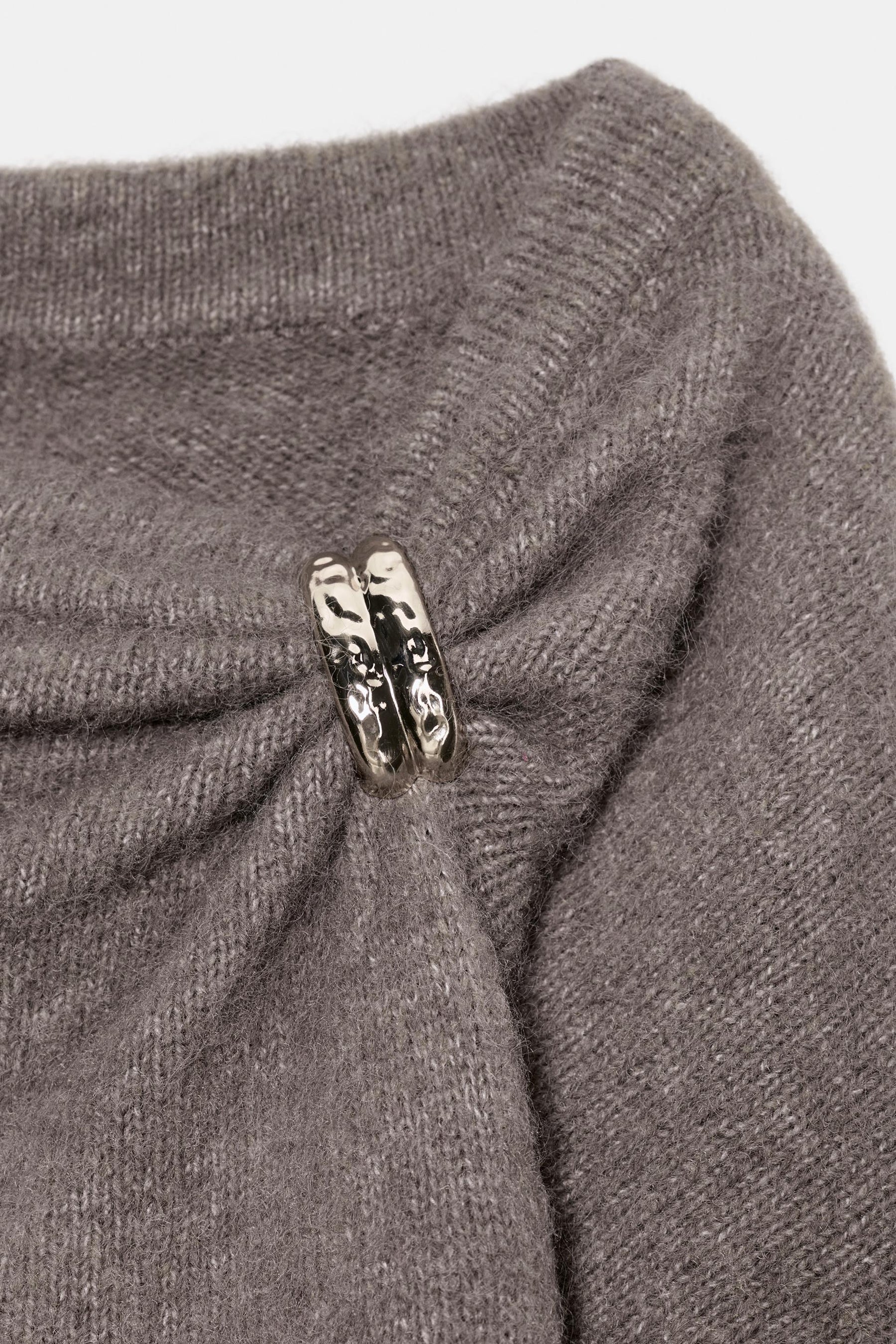 KNIT JUMPER WITH BROOCH