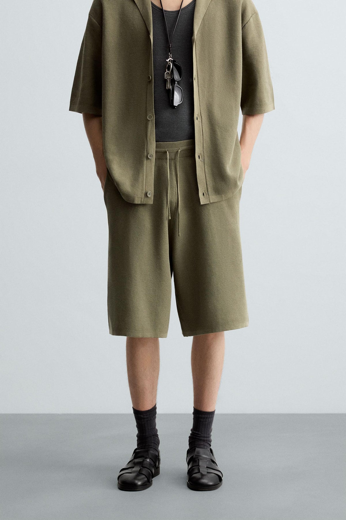 TEXTURED KNITTED BERMUDA SHORTS - Image 2