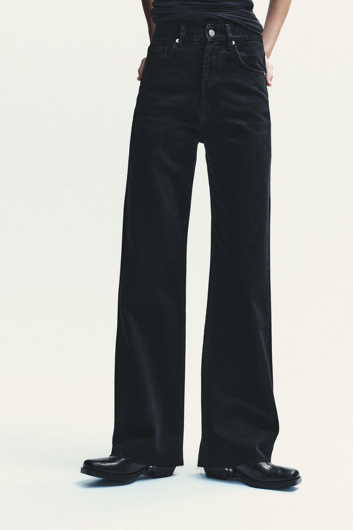 HIGH-WAIST WIDE-LEG JEANS