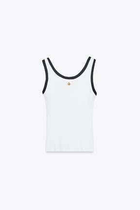 Oberteil mit kontrastfarbenem Besatz und Broschenakzenten