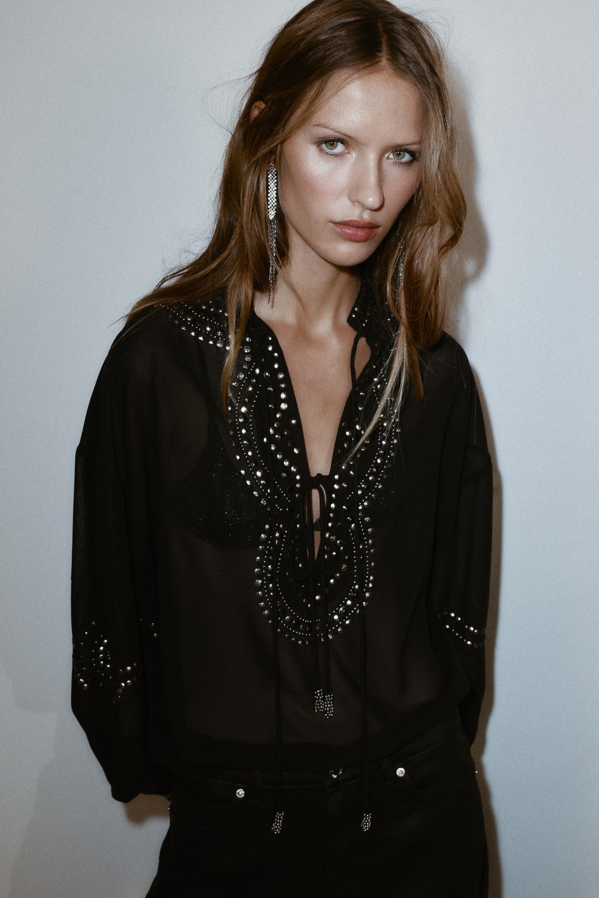 Perlenbesetzte, halbtransparente Bluse