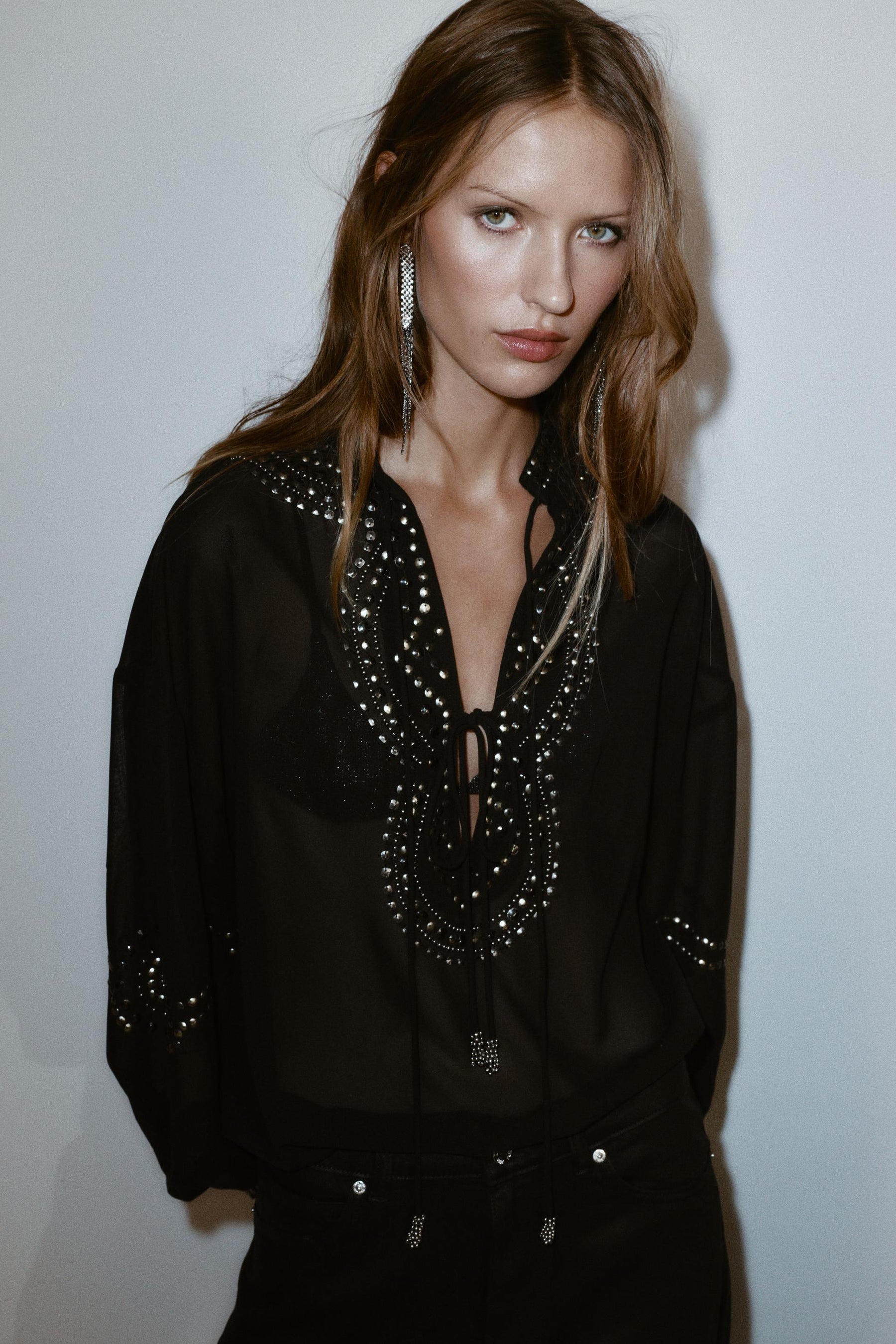 Perlenbesetzte, halbtransparente Bluse