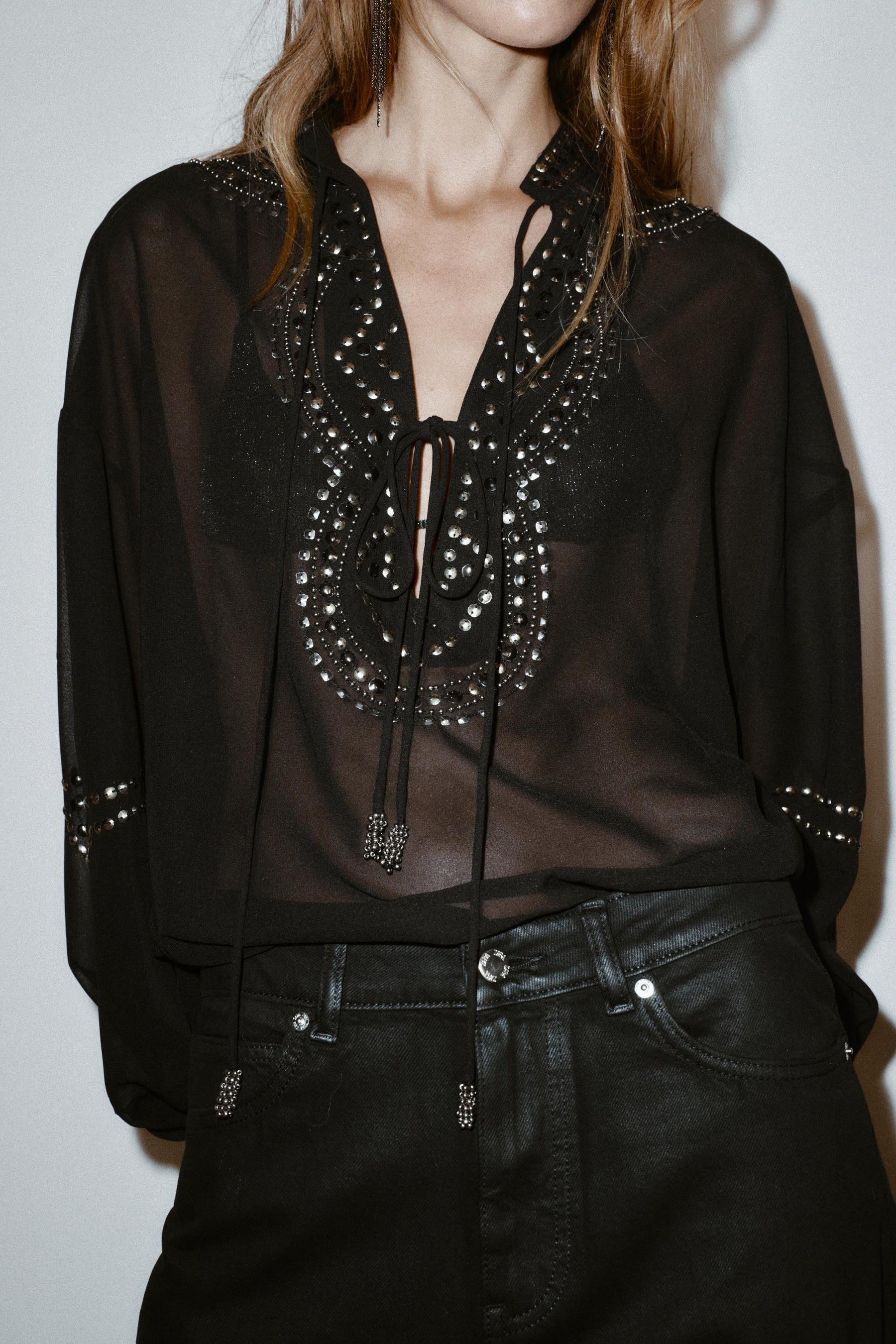 Perlenbesetzte, halbtransparente Bluse