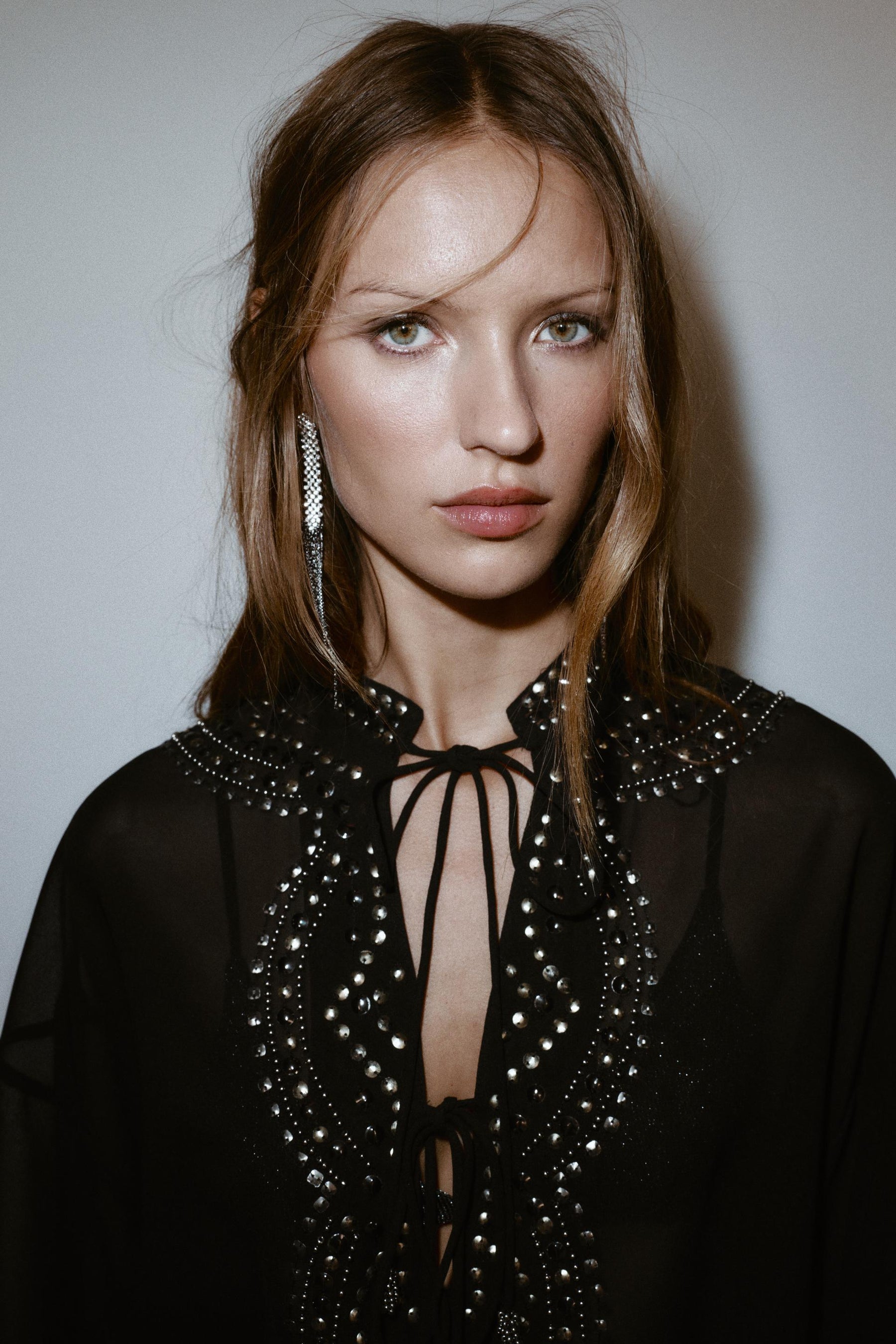Perlenbesetzte, halbtransparente Bluse