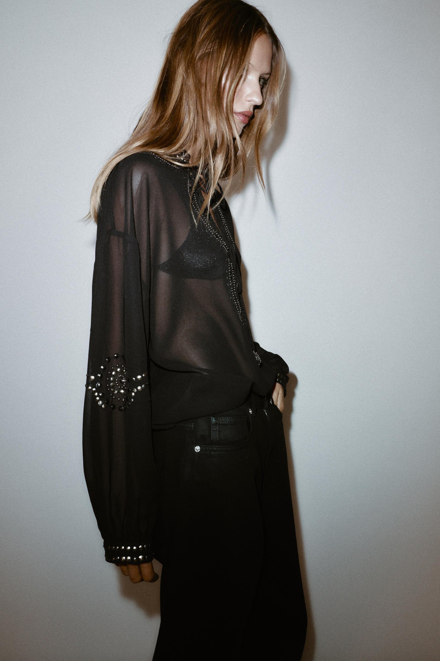 Perlenbesetzte, halbtransparente Bluse