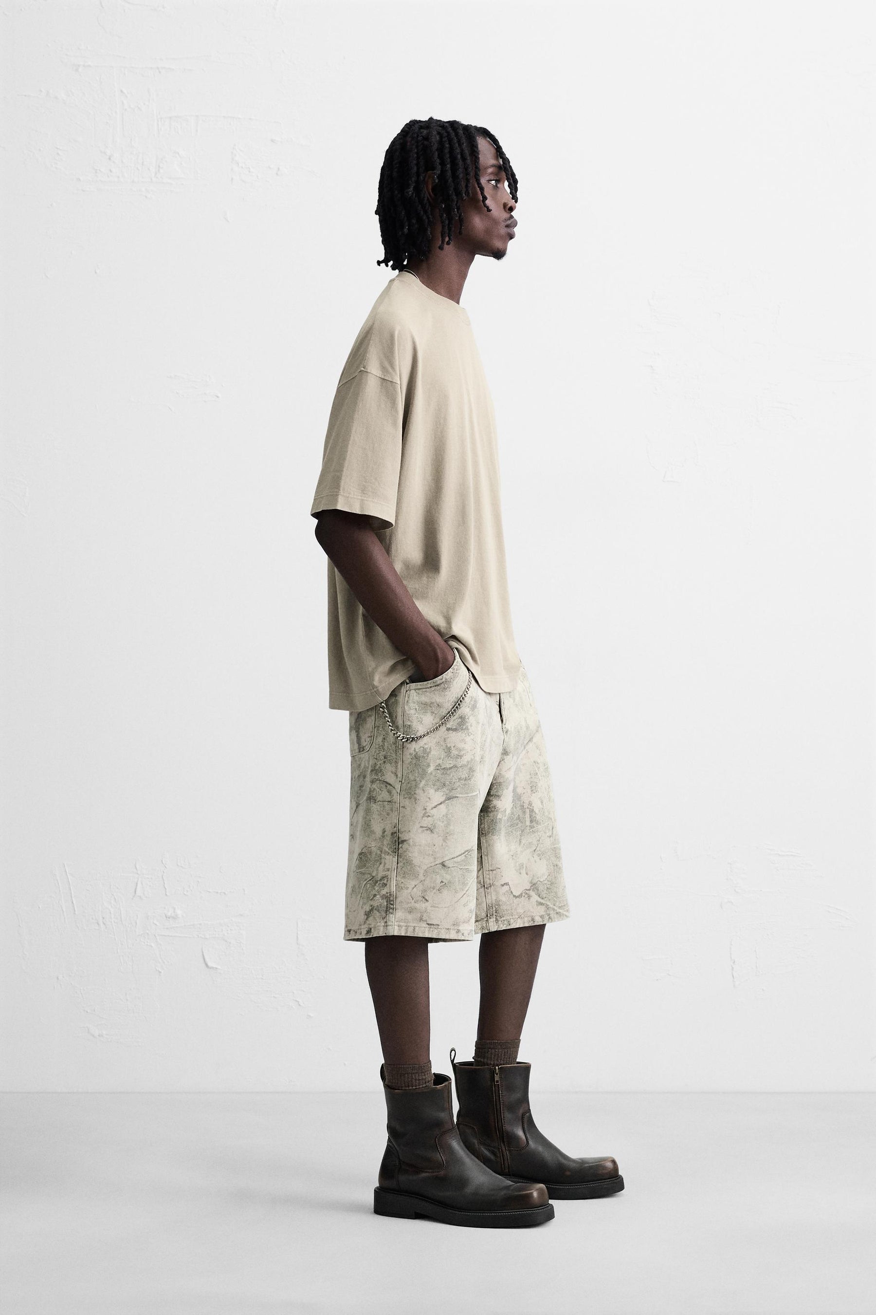 ABSTRACT PRINT RELAXED FIT BERMUDA SHORTS - Image 4