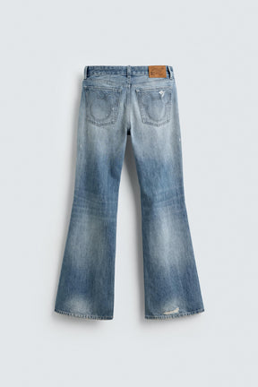 Hüftjeans mit ausgestelltem Bein