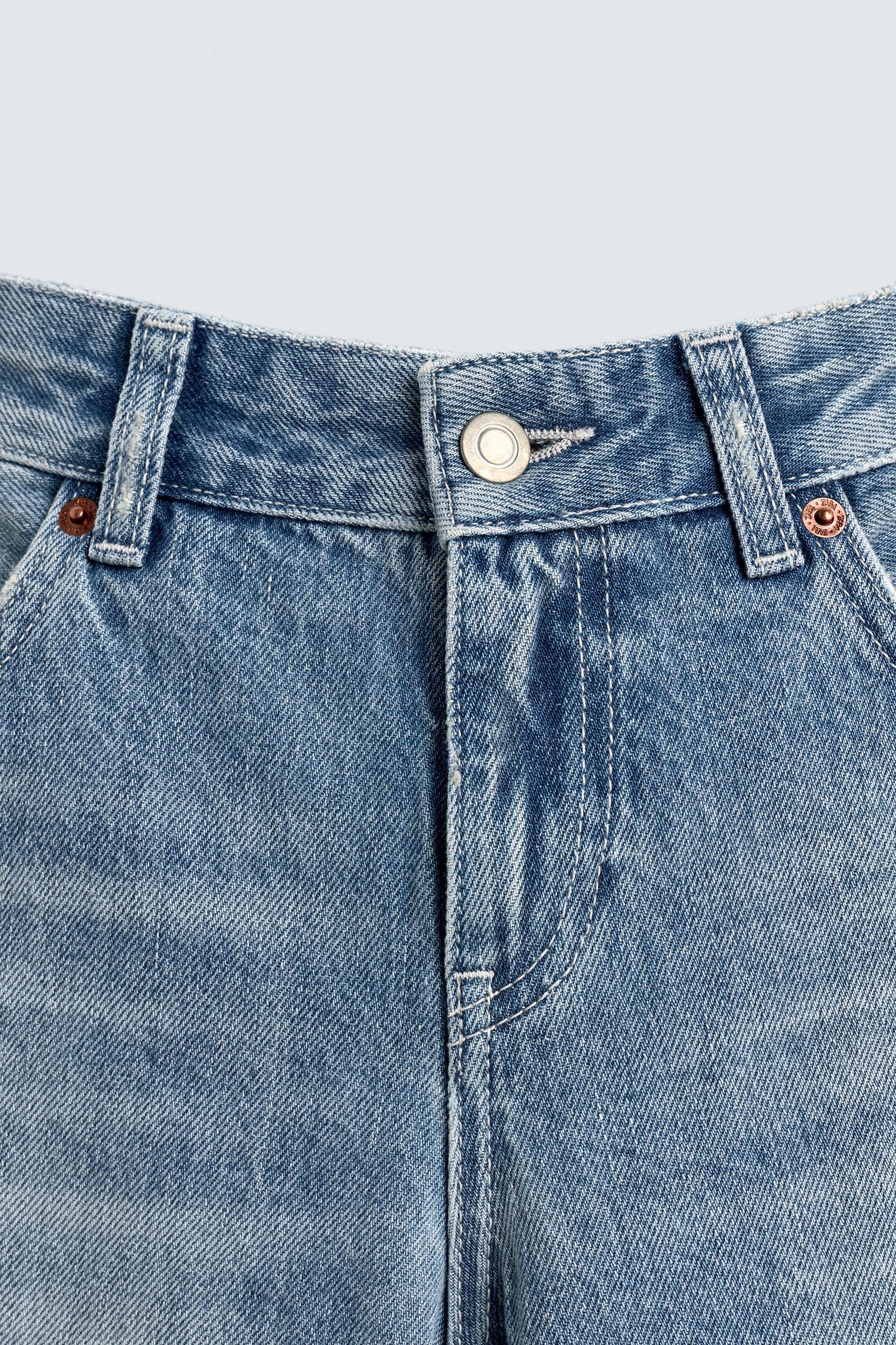 Hüftjeans mit ausgestelltem Bein