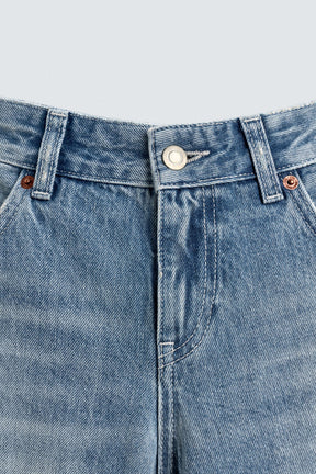Hüftjeans mit ausgestelltem Bein