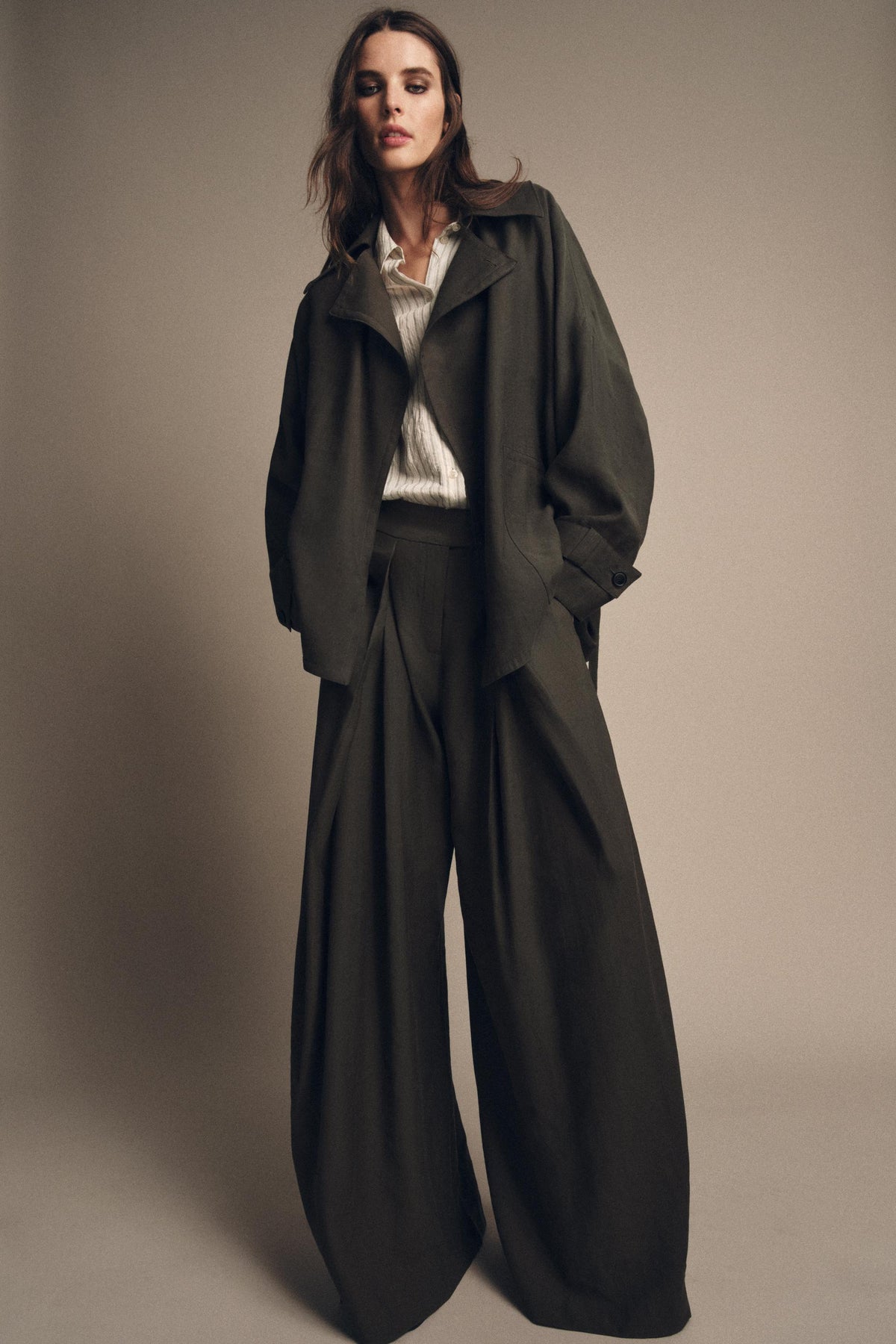 PLEATED WIDE-LEG TROUSERS