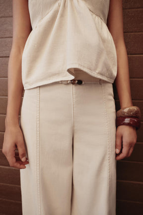 Hochgeschnittene, perlenbesetzte Jeans