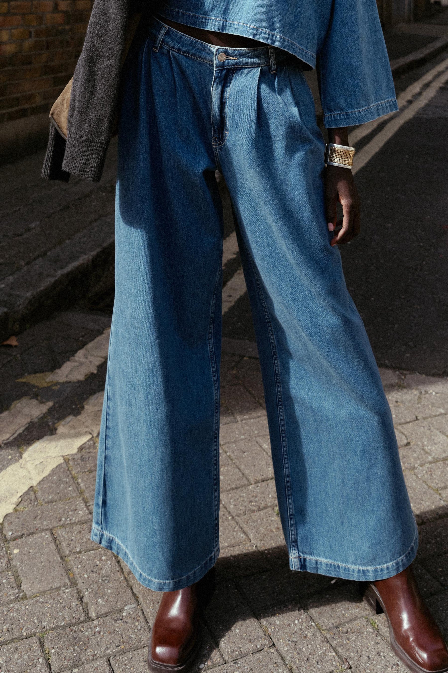 Mid-Waist Wide-Leg Jeans