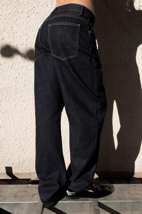 HIGH-WAIST BARREL JEANS
