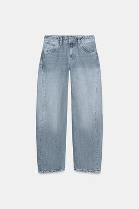 Cropped jeans with displaced