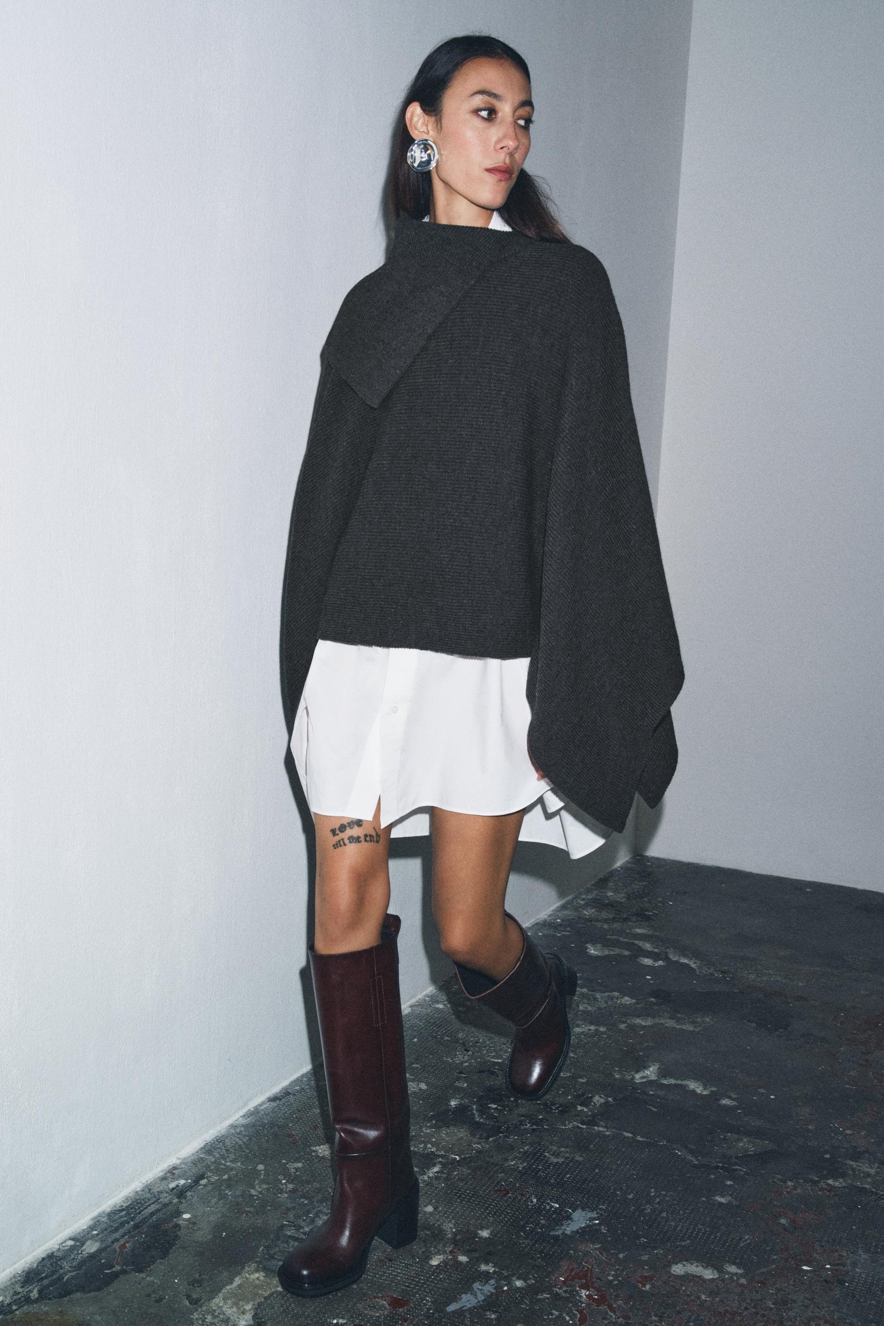 ASYMMETRIC NECK WOOL CAPE - Image 3