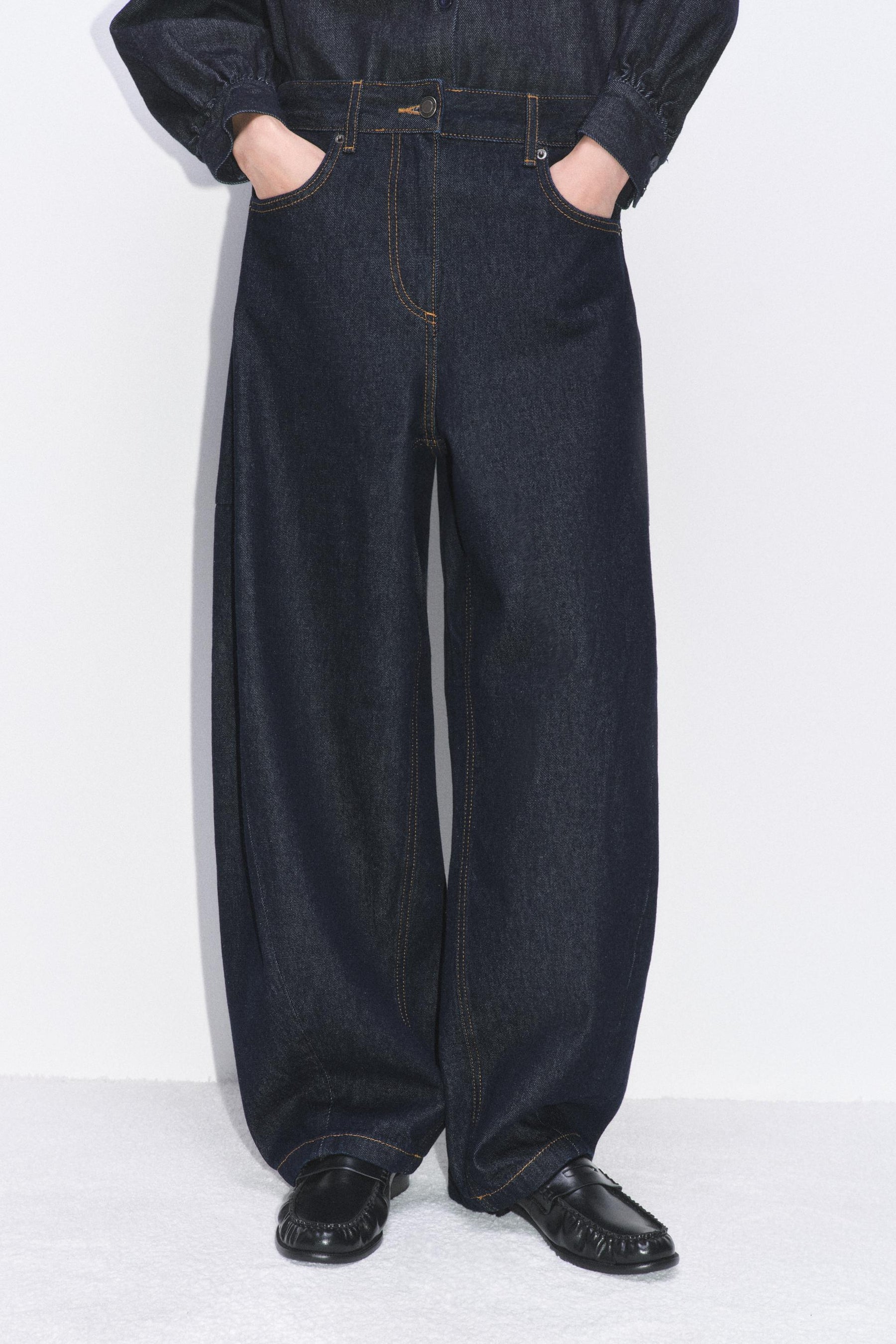 Knöchelhohe Ballon-Jeans mit mittelhohem Bund