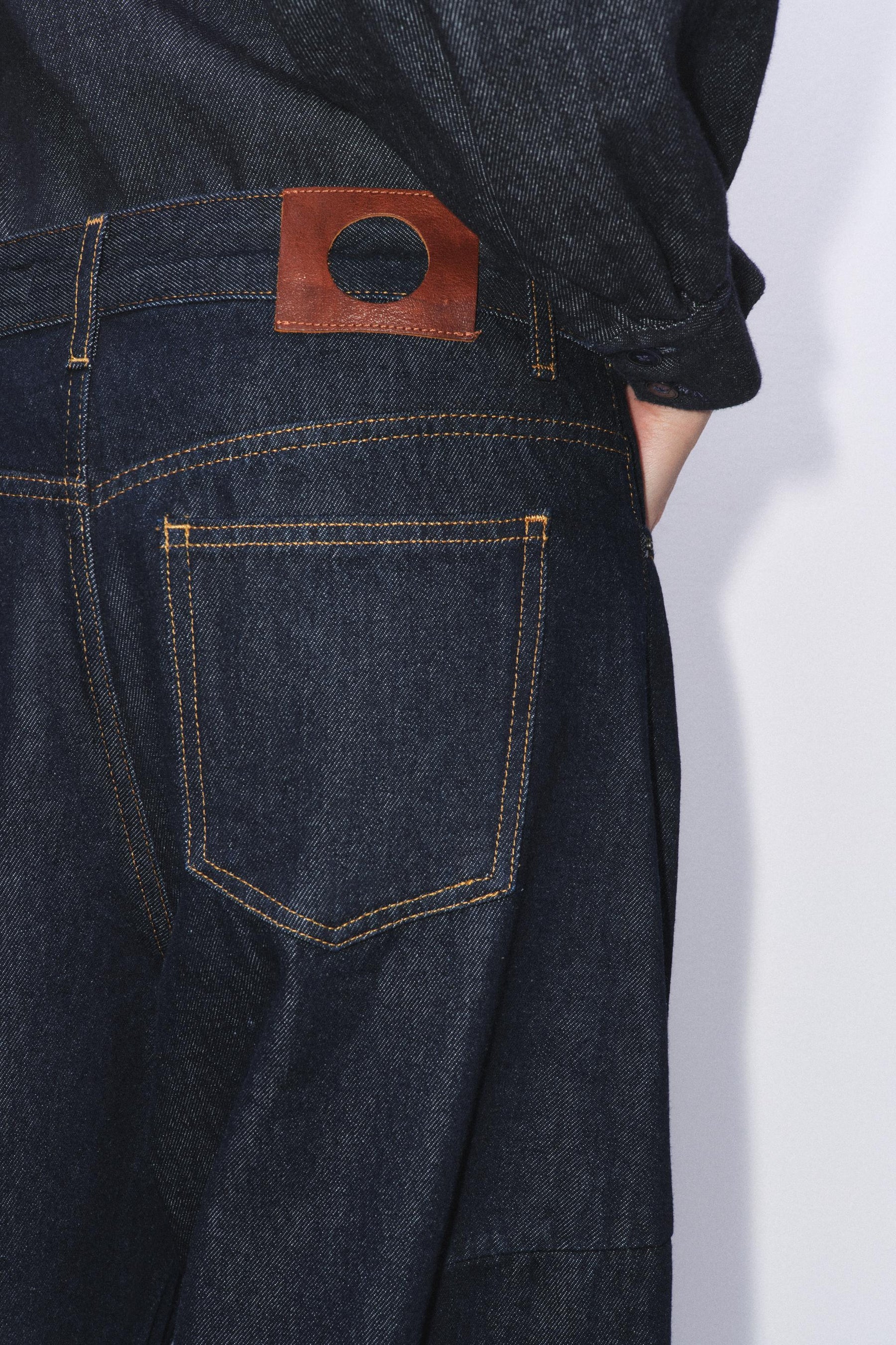 Knöchelhohe Ballon-Jeans mit mittelhohem Bund