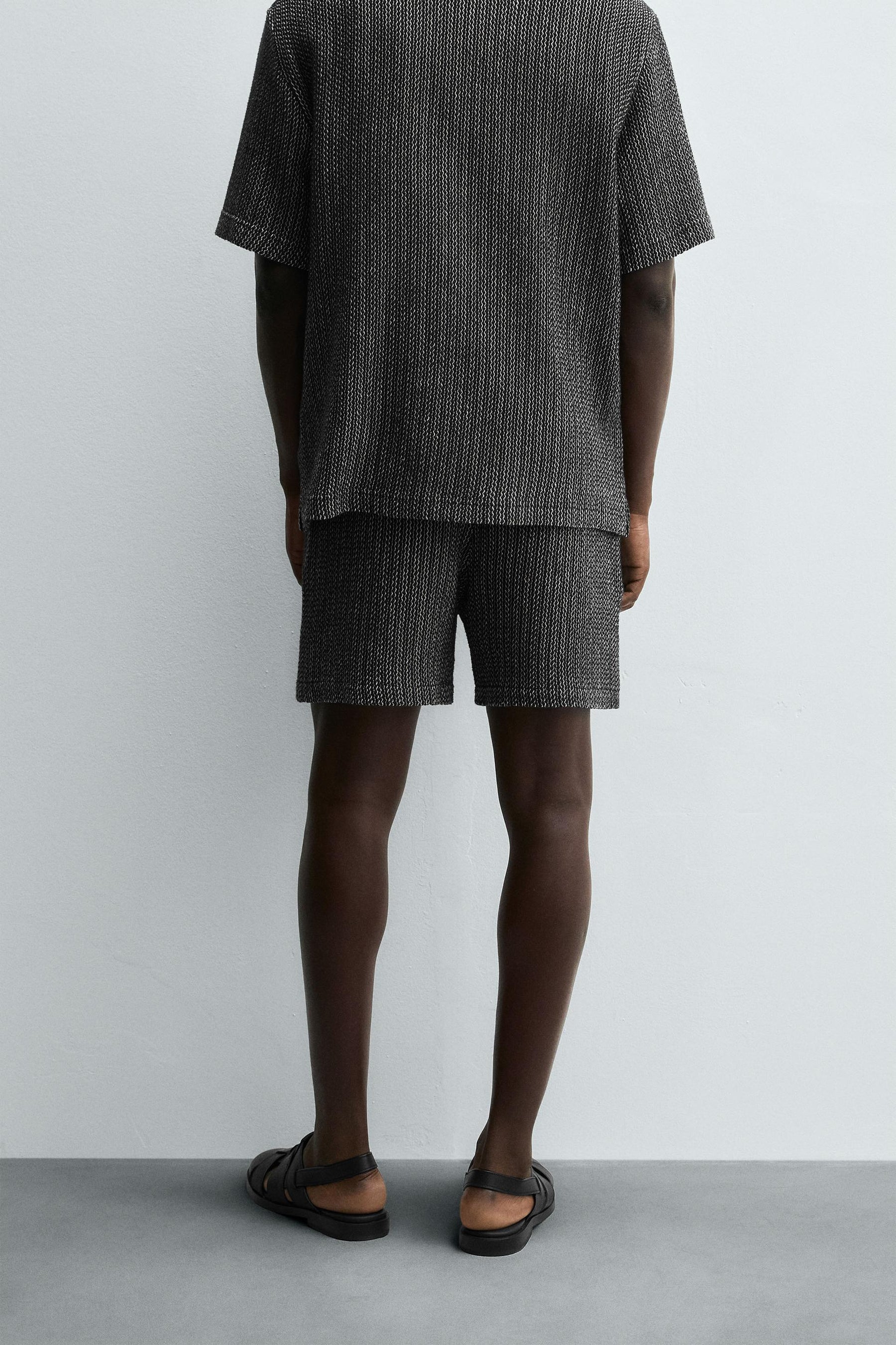 JACQUARD TEXTURED BERMUDA SHORTS - Image 3