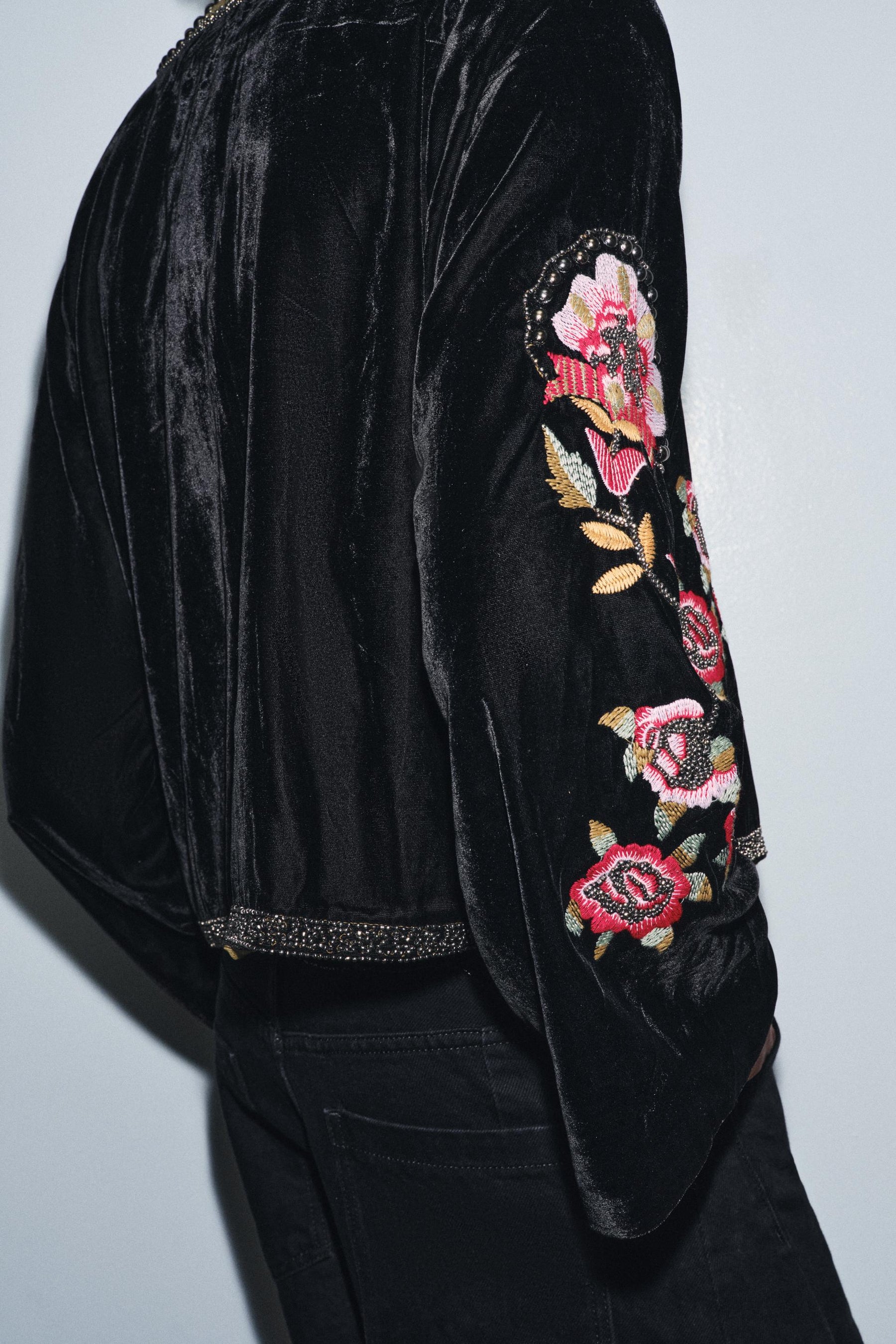 Samtjacke mit Blumenstickerei
