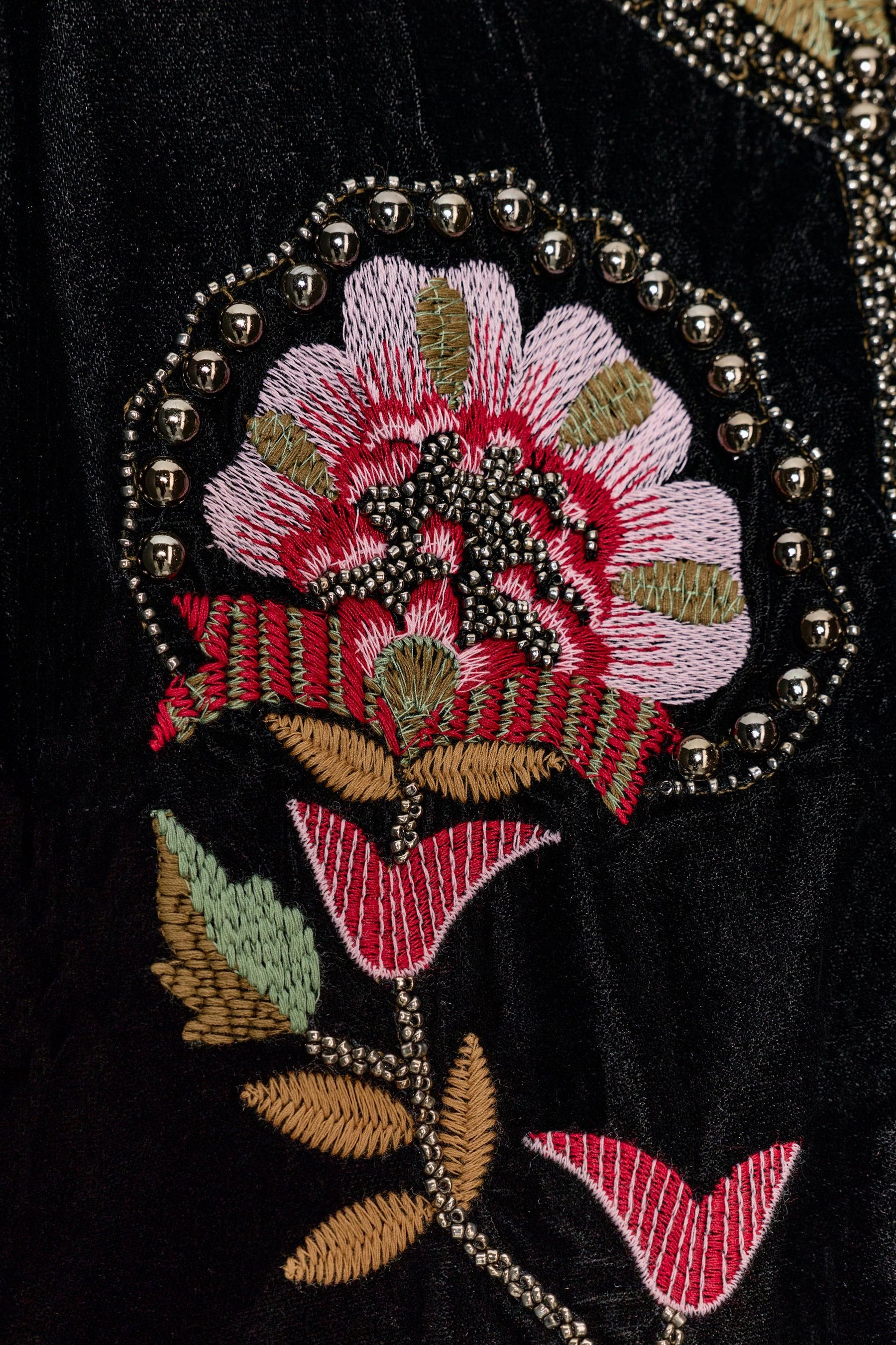 Samtjacke mit Blumenstickerei