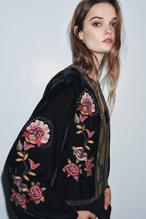 Samtjacke mit Blumenstickerei
