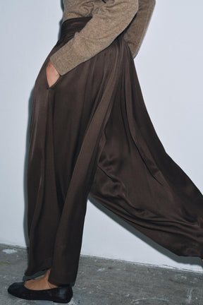 PLEATED WIDE-LEG TROUSERS