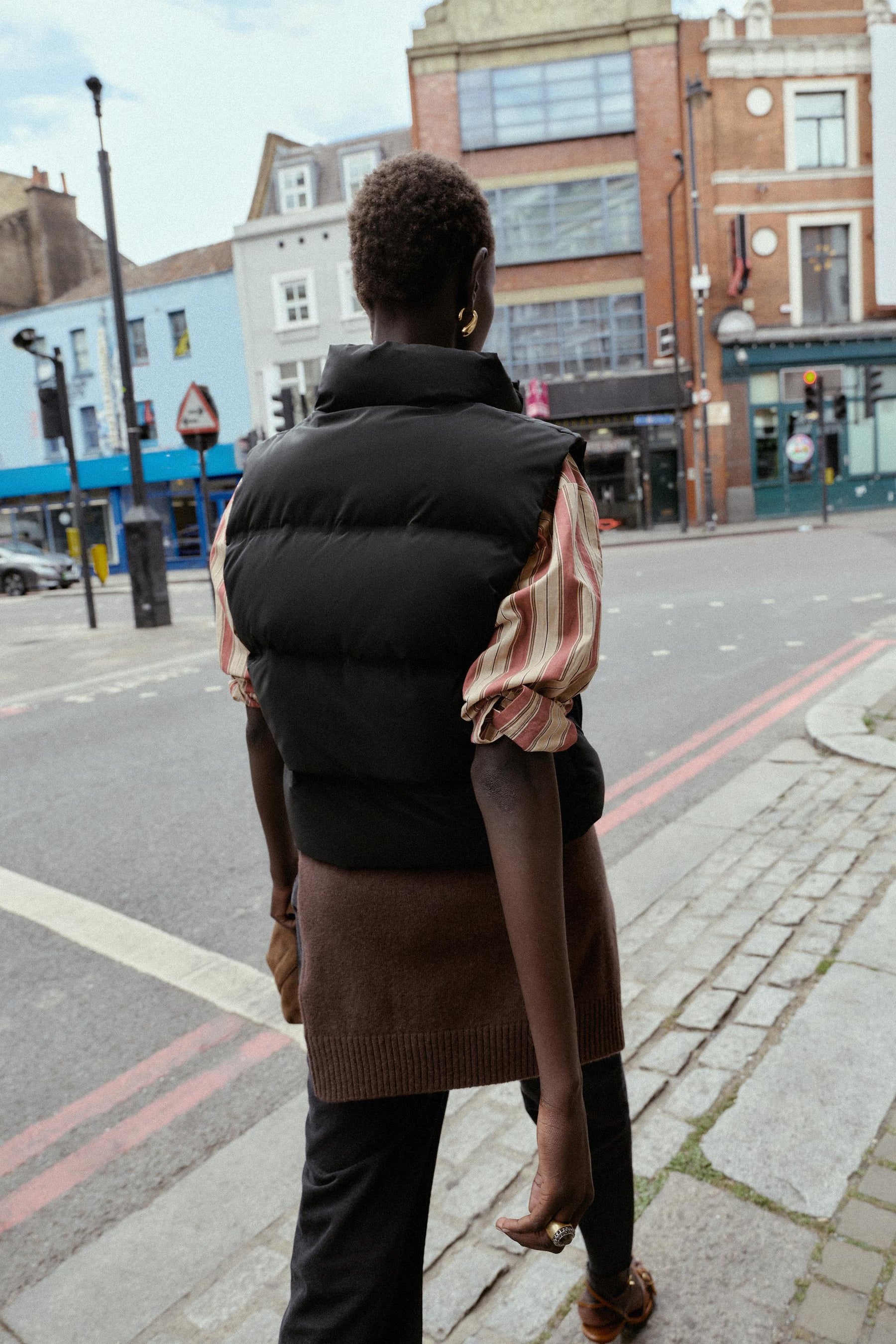 RUBBERISED PUFFER GILET - Image 6