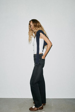 HIGH-WAIST STRAIGHT JEANS