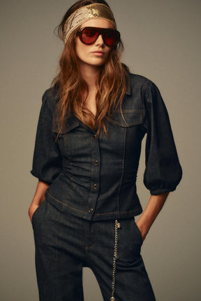 Figurbetonte Jeans mit Puffärmeln