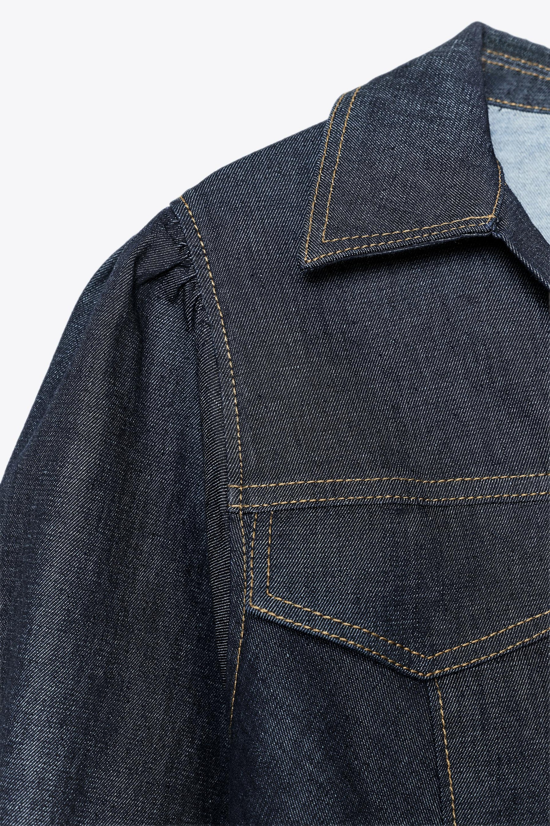 Figurbetonte Jeans mit Puffärmeln