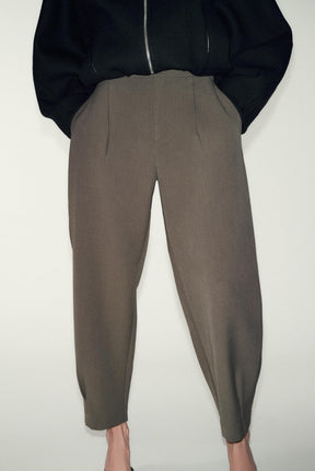 PLEATED CARROT TROUSERS