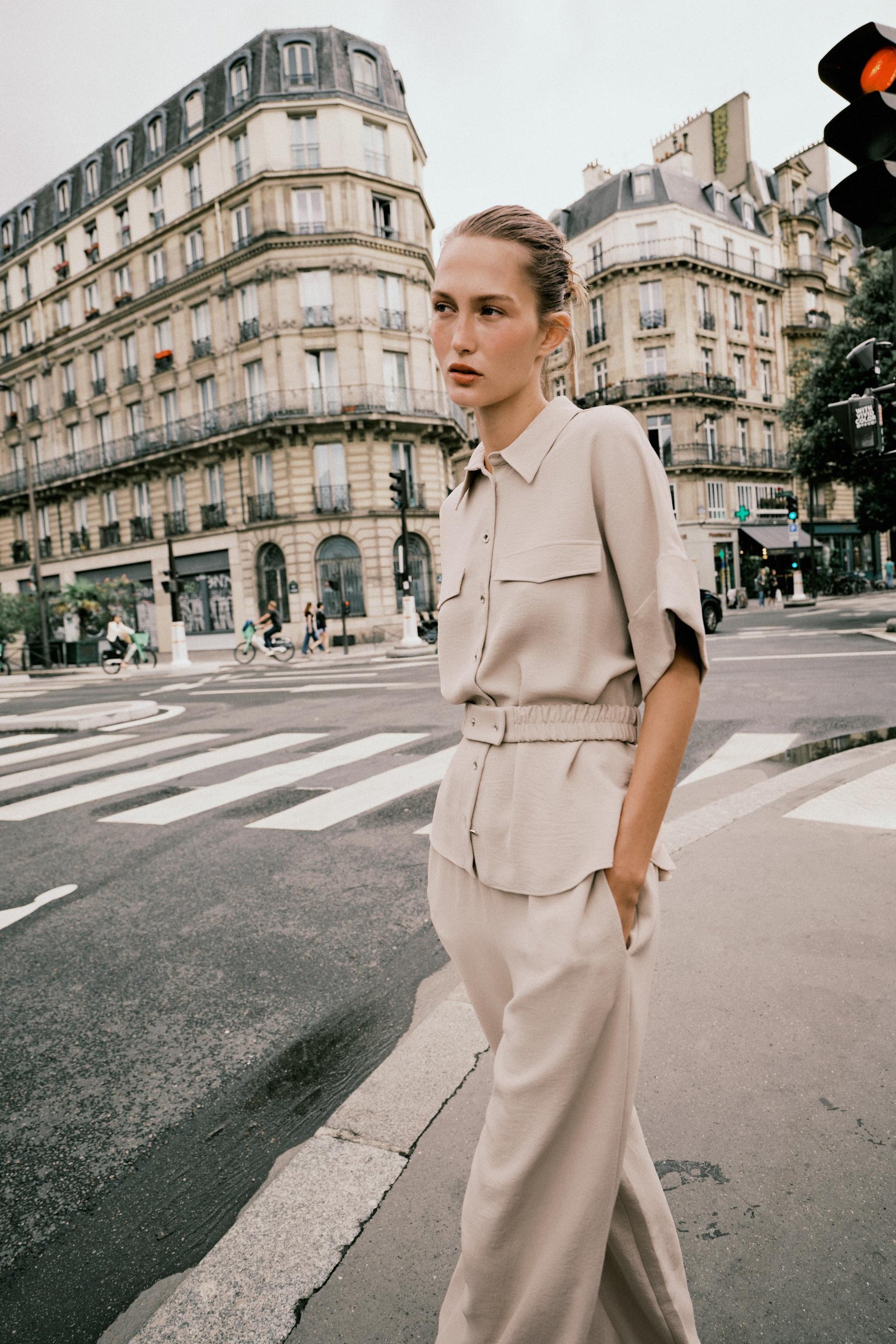WIDE-LEG FLOWING TROUSERS