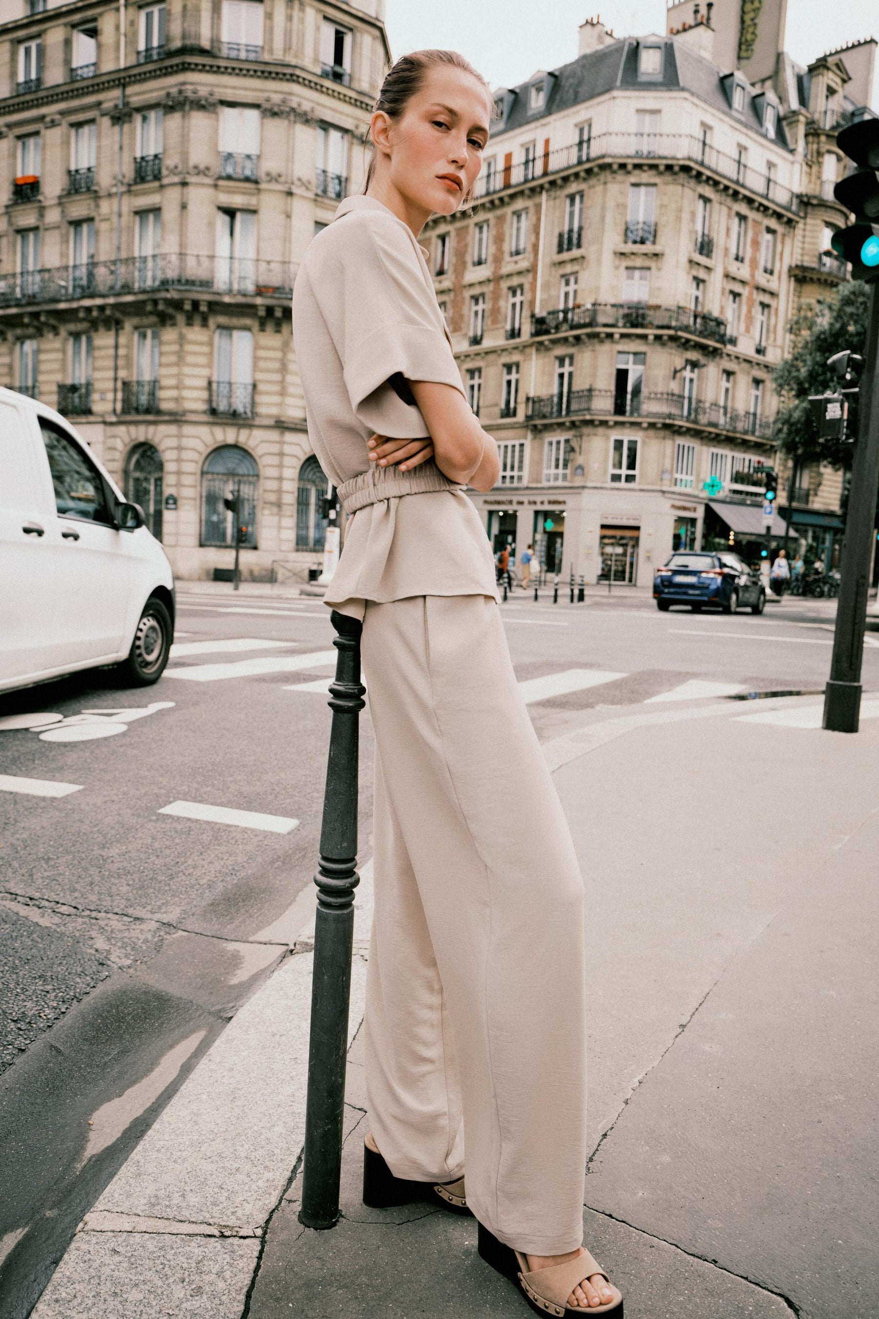 WIDE-LEG FLOWING TROUSERS