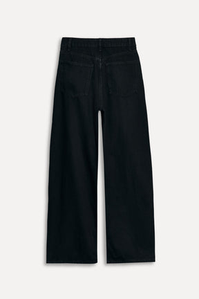 HIGH-WAIST CURVED JEANS