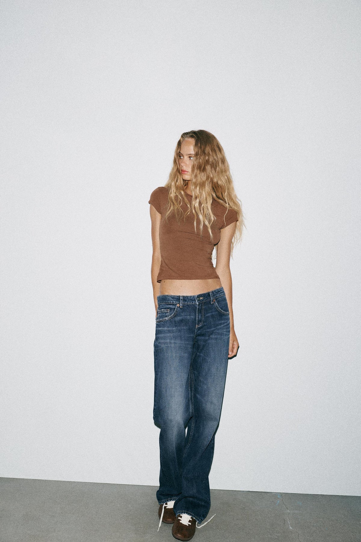 Wide-leg low-rise jeans