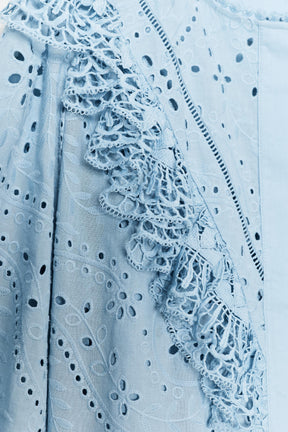 Besticktes Hemd mit Lochstickerei