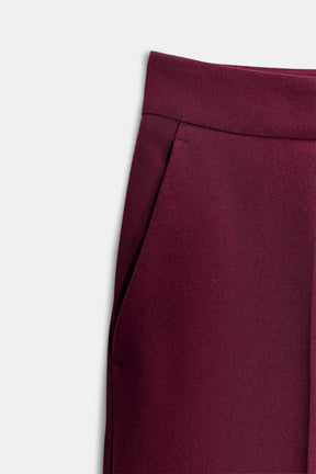 Gerade geschnittene, hochtaillierte Hose