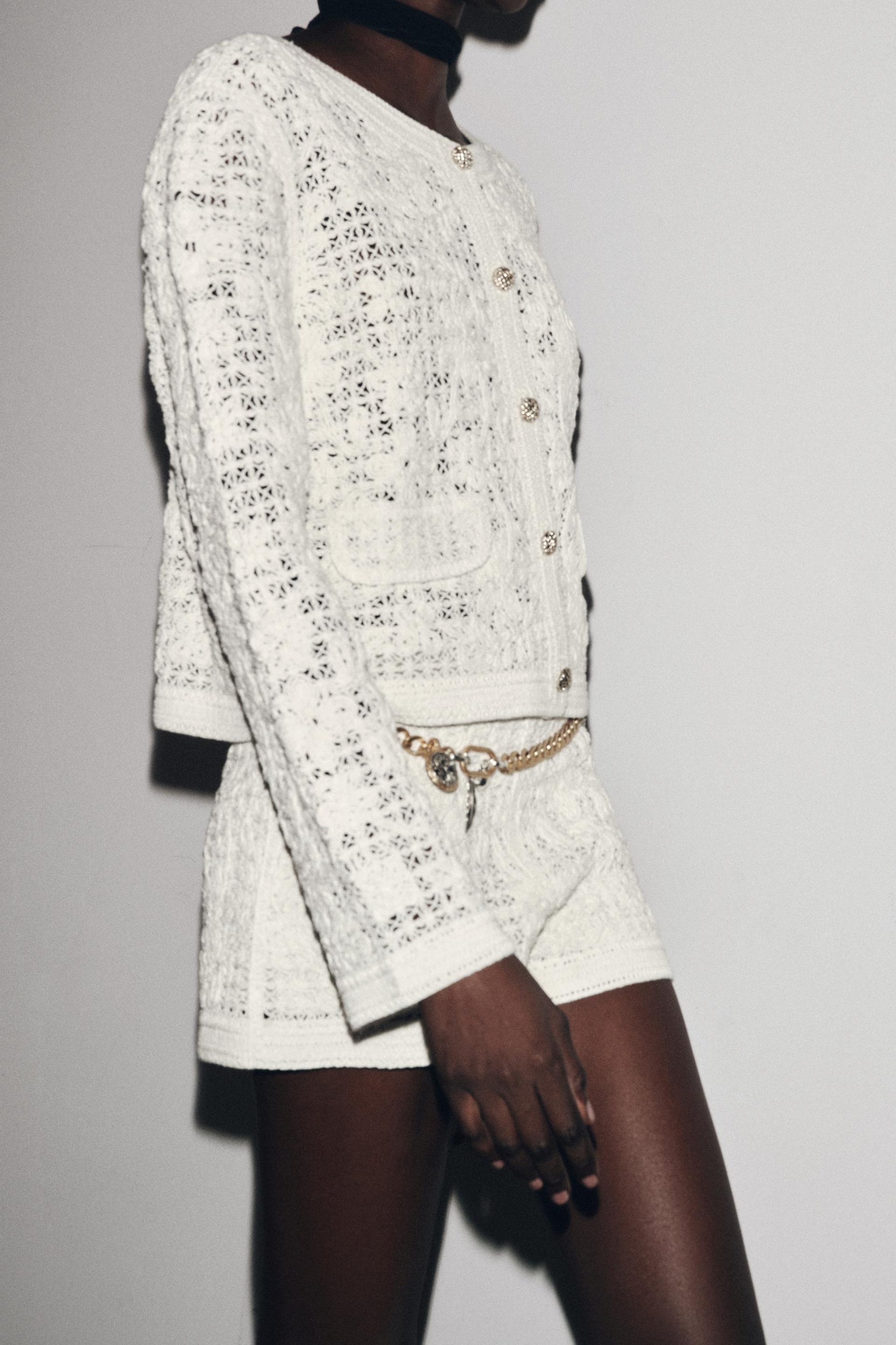 Gehäkelte Strickjacke mit Knopfleiste