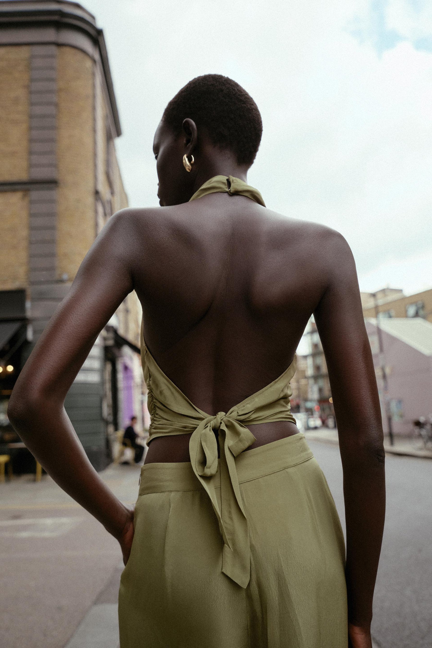 Neckholder-Top mit Knotendetail