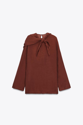 Fließende Bluse mit Schal