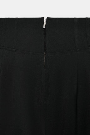 Hochgeschnittene Hose mit Reißverschluss