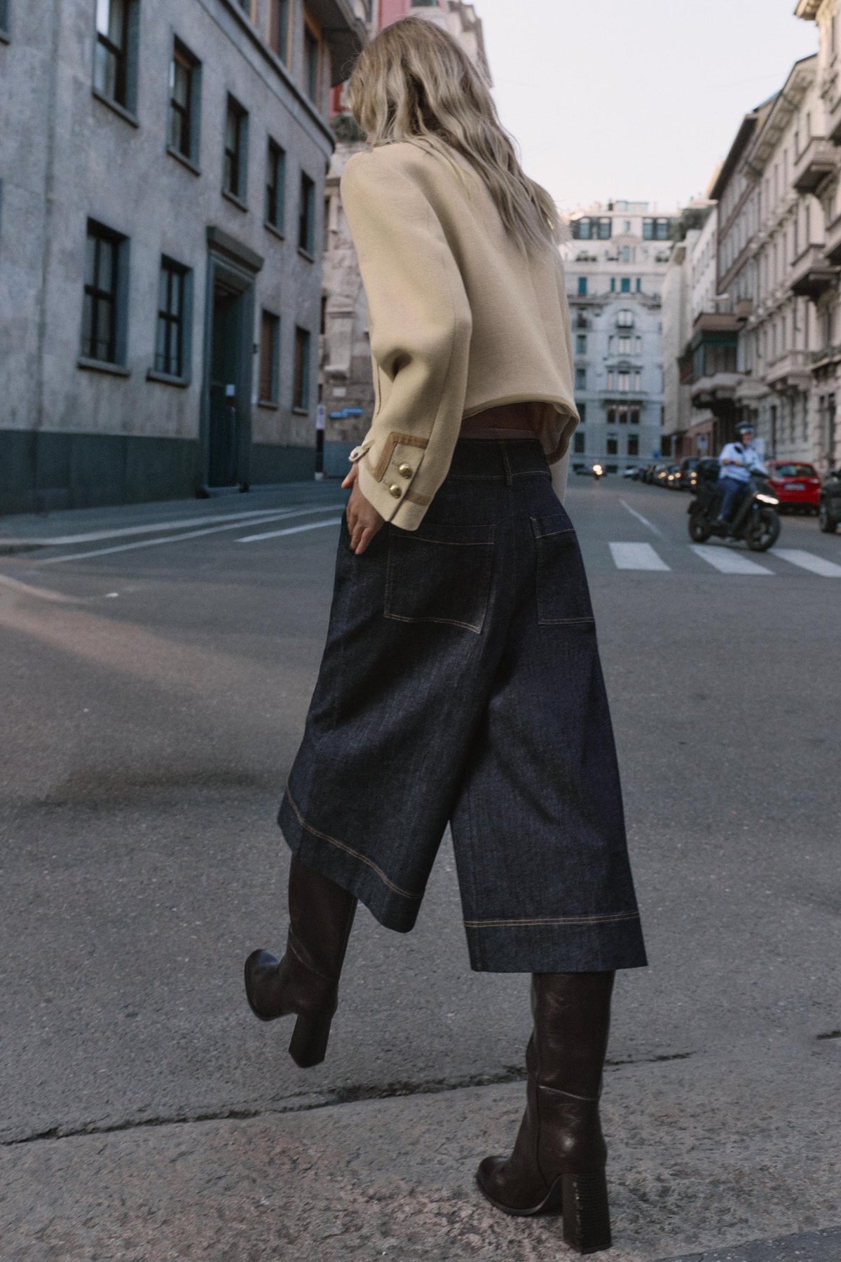 Jacke mit Knebelverschluss an den Schultern