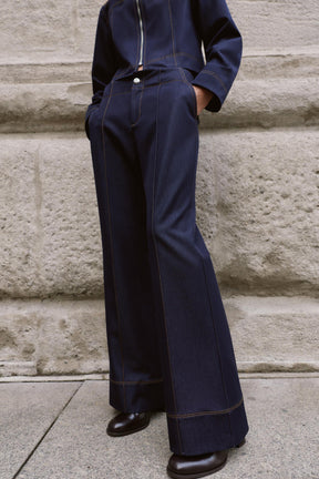 Bootcut-Hose mit kontrastierenden Ziernähten