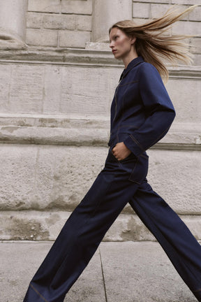 Bootcut-Hose mit kontrastierenden Ziernähten