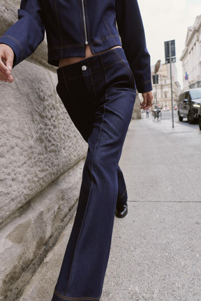 Bootcut-Hose mit kontrastierenden Ziernähten